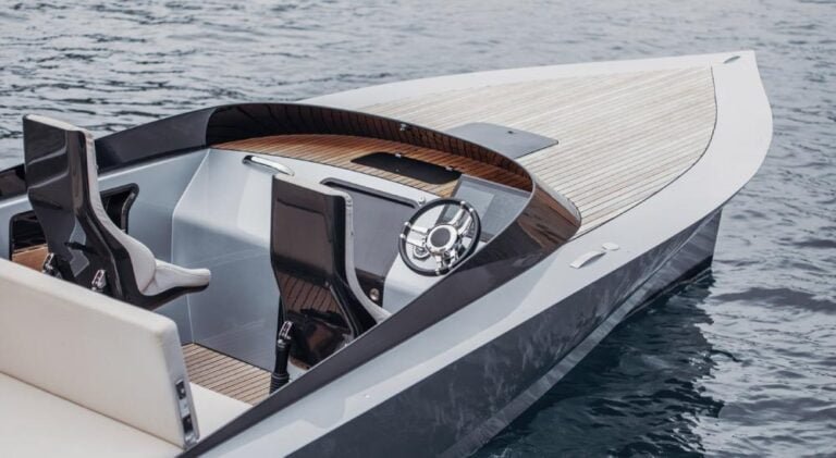 طرز رائدة في فئة القوارب الكهربائية