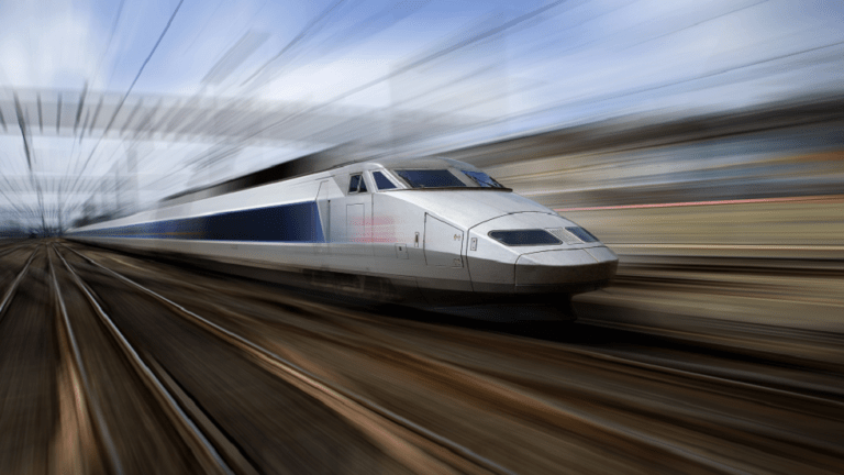 قطار ببطارية كهربائية يعاد شحنها باستخدام قوة الجاذبية!