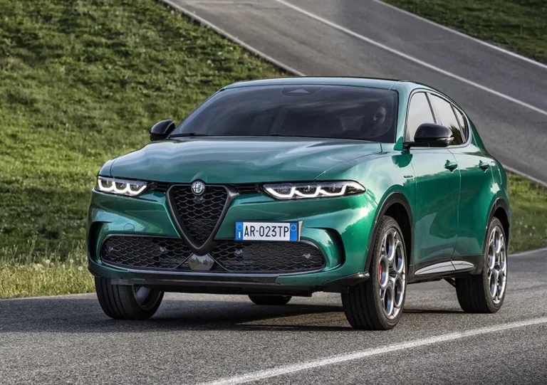 اختبار سيارة The Tonale Plug-In Hybrid Q4 على يد سائقي فورمولا وان، فالتيري بوتاس وجوانيو تشو