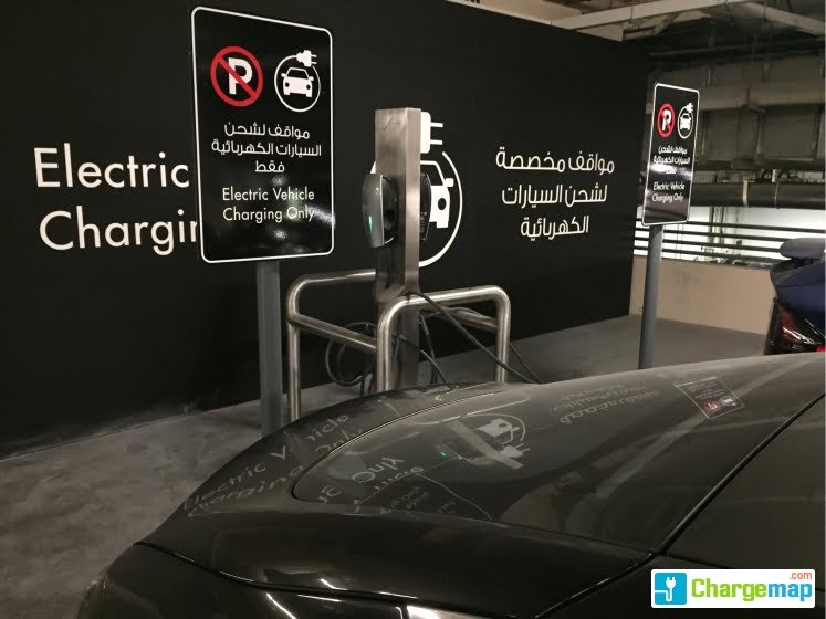 دبي مول يمزج متعة التسوق بالشحن المجاني للسيارة الكهربائية