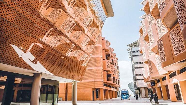 ثلاث شركات عالمية تنضم إلى مجمع صناعة المركبات الذكية وذاتية القيادة