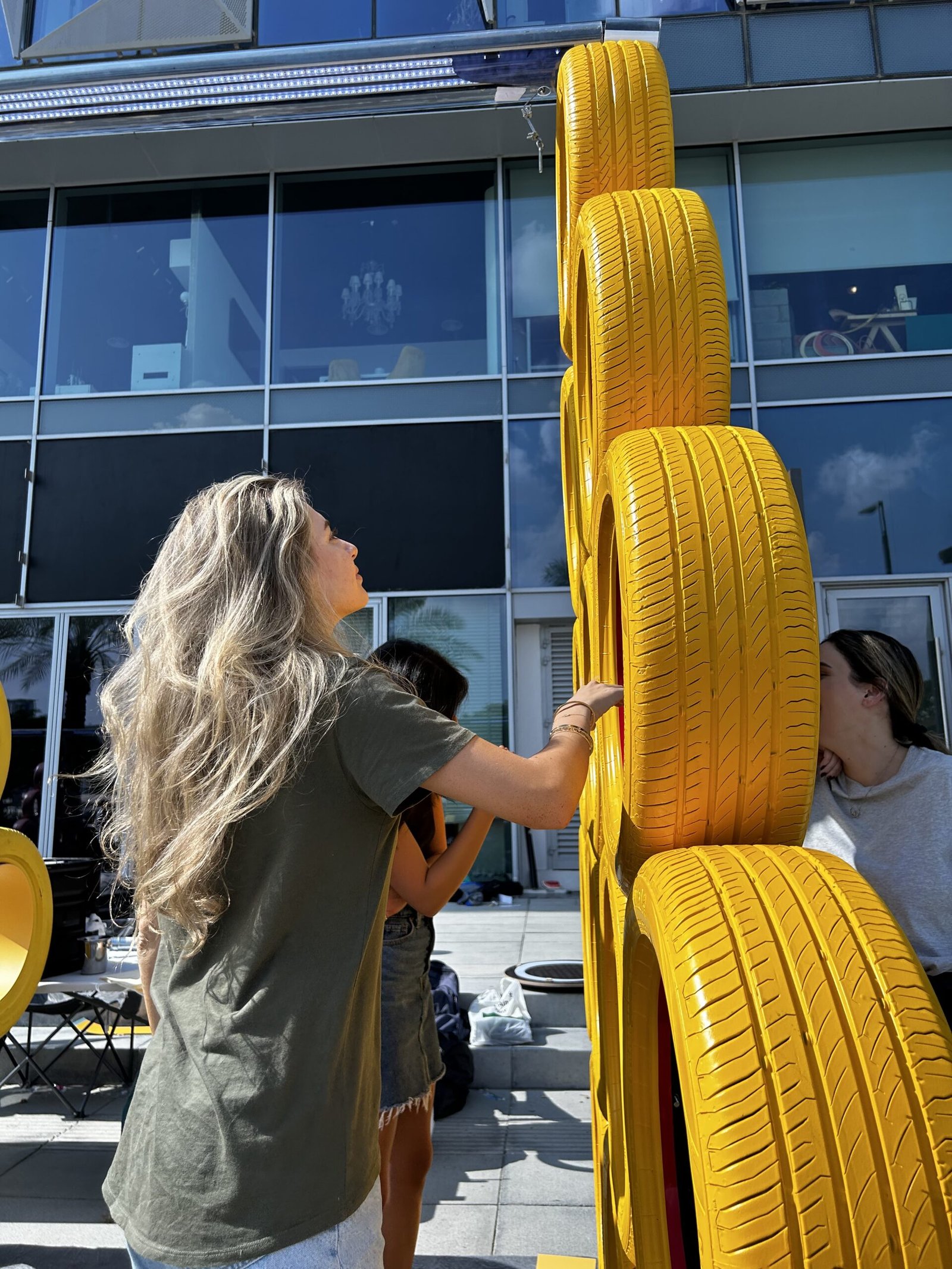 ’كونتيننتال‘ تستعمل مجدَّداً الإطارات المهمَلة في عمل فنّي مبهر خلال ’أسبوع دبي للتصميم‘