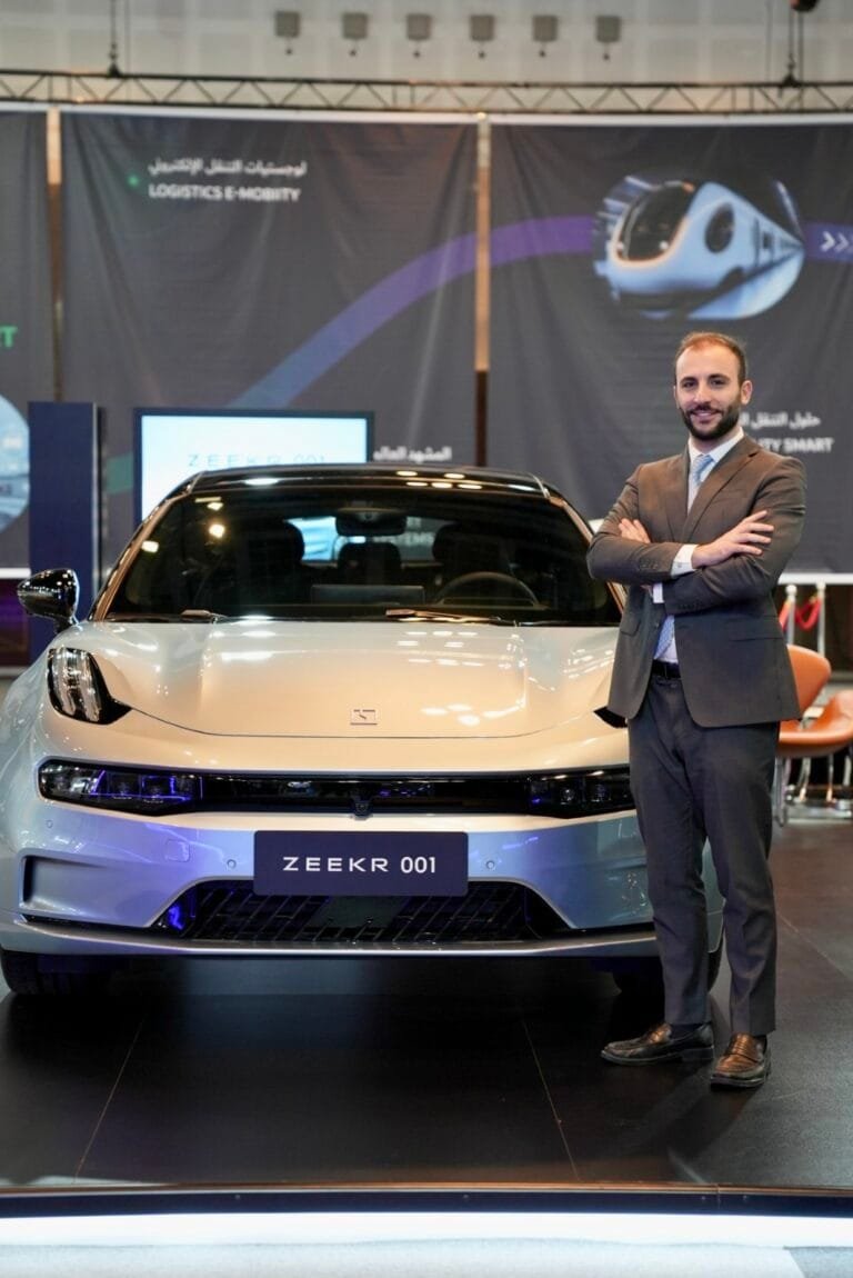  زيكر والرستماني  تلتزمان بتسريع اعتماد السيارات الكهربائية في الإمارات 