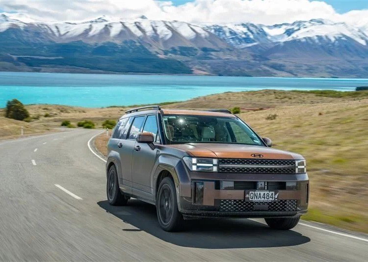 Hyundai SANTA FE Wins SUV of the Year