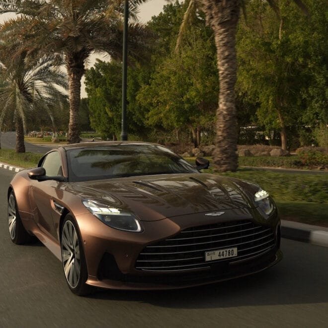 أستون مارتن دي بي 12 الجديدة: رمزية الفخامة والأداء المتميز