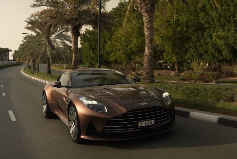 أستون مارتن دي بي 12 الجديدة: رمزية الفخامة والأداء المتميز