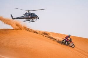 العطية يتألق ويشعل المنافسة في رالي أبوظبي الصحراوي