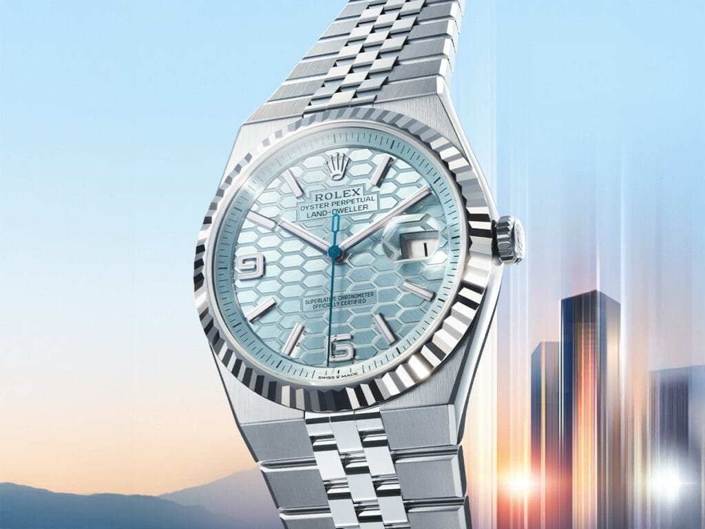 أطلقت رولكس مؤخرًا ساعة “لاند دويلَر” الجديدة، مُضيفةً بذلك نموذجًا ثالثًا إلى سلسلة ساعاتها الاحترافية التي تحمل اسم “دويلَر”، بعد “سي دويلَر” المخصصة للغواصين و”سكاي دويلَر” المصممة للمسافرين الدائمين
