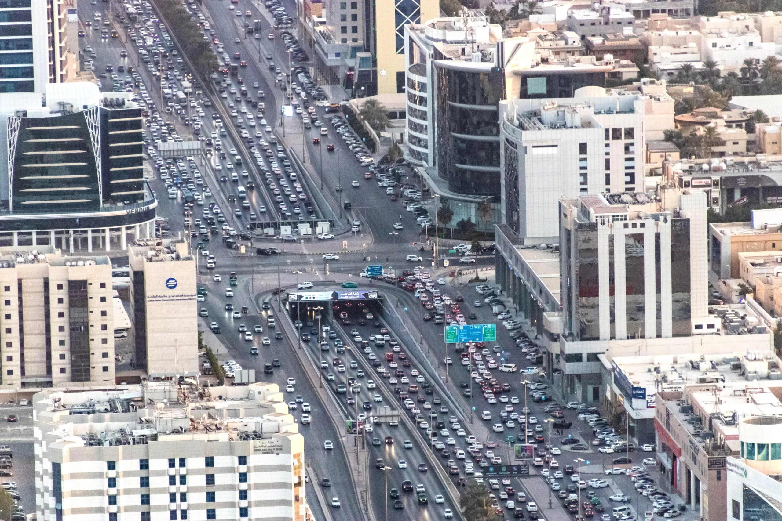 الشارقة تستثمر 750 مليون درهم لحل أزمة الطريق